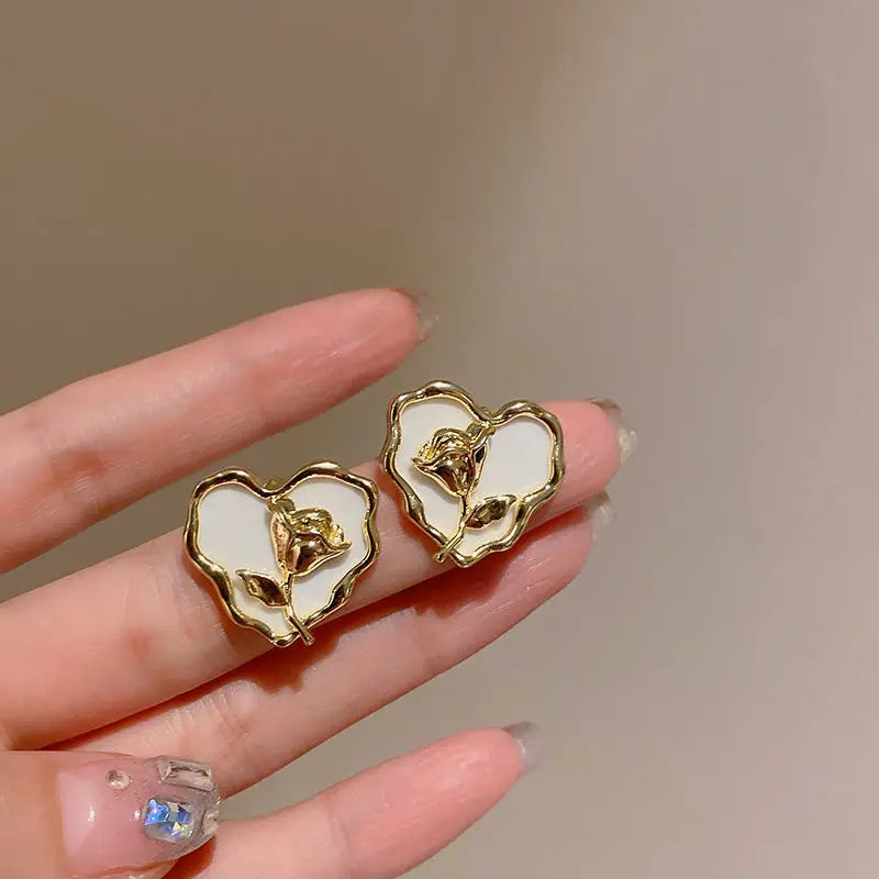 Korean New Black Enamel Gold Color Rose Flower Heart Stud Earrings For Women Fashion Elegant Jewelry Love Boucle oreille femme