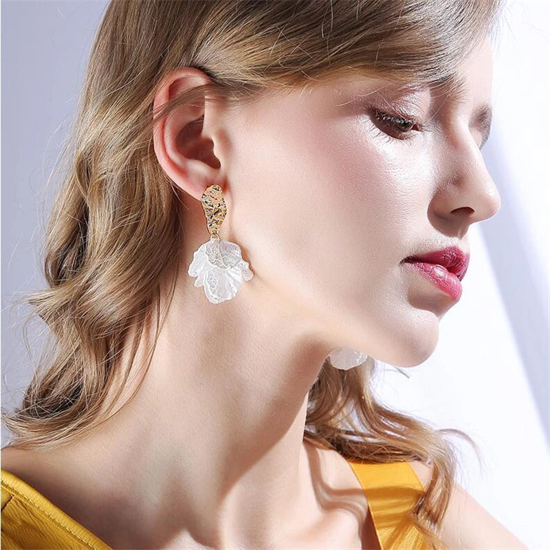 Korean White Shell Flower Petal Drop Earrings For Women 2025 New Statement pendientes Trendy Jewelry