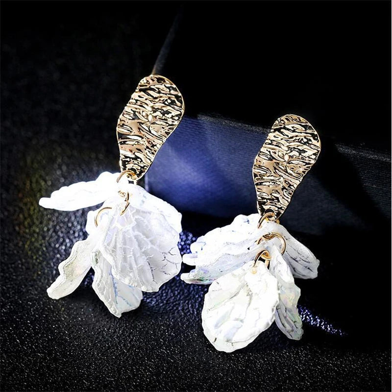 Korean White Shell Flower Petal Drop Earrings For Women 2025 New Statement pendientes Trendy Jewelry