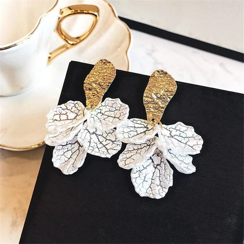 Korean White Shell Flower Petal Drop Earrings For Women 2025 New Statement pendientes Trendy Jewelry
