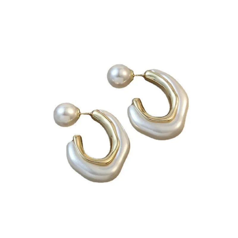 Simple Vintage Off-White Irregular Pearl C- Shaped Earrings Fashionable Minimalist Jewelry from Mainland China