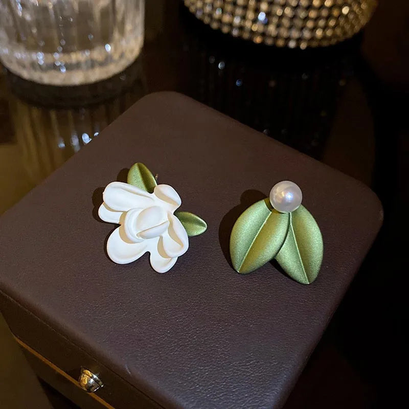 Korean White Shell Flower Petal Drop Earrings For Women 2025 New Statement pendientes Trendy Jewelry