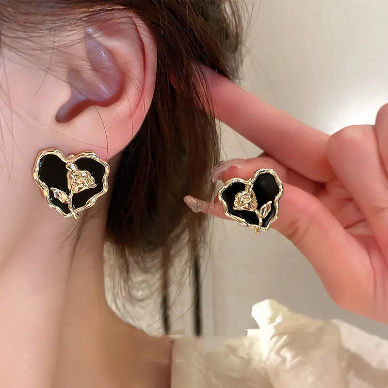 Korean New Black Enamel Gold Color Rose Flower Heart Stud Earrings For Women Fashion Elegant Jewelry Love Boucle oreille femme