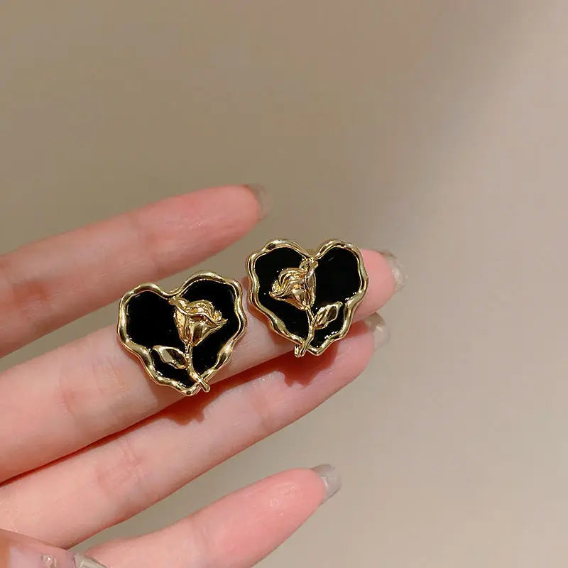 Korean New Black Enamel Gold Color Rose Flower Heart Stud Earrings For Women Fashion Elegant Jewelry Love Boucle oreille femme