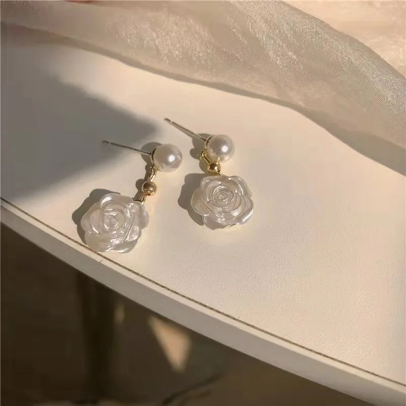 Trend New Camellia Flower Imitation Pearl Earring Female Temperament Trendy White Rose Earrings for Women Fashion Jewelry Gifts