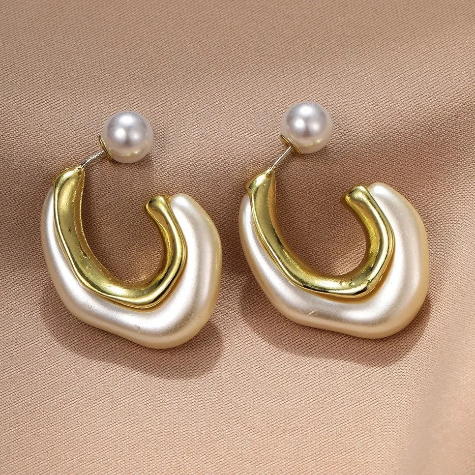 Simple Vintage Off-White Irregular Pearl C- Shaped Earrings Fashionable Minimalist Jewelry from Mainland China