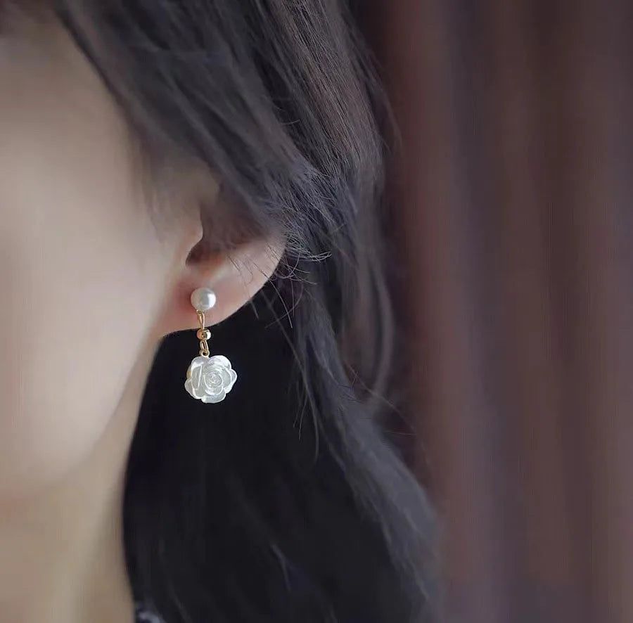 Trend New Camellia Flower Imitation Pearl Earring Female Temperament Trendy White Rose Earrings for Women Fashion Jewelry Gifts