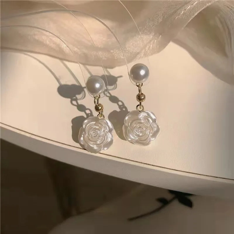 Trend New Camellia Flower Imitation Pearl Earring Female Temperament Trendy White Rose Earrings for Women Fashion Jewelry Gifts