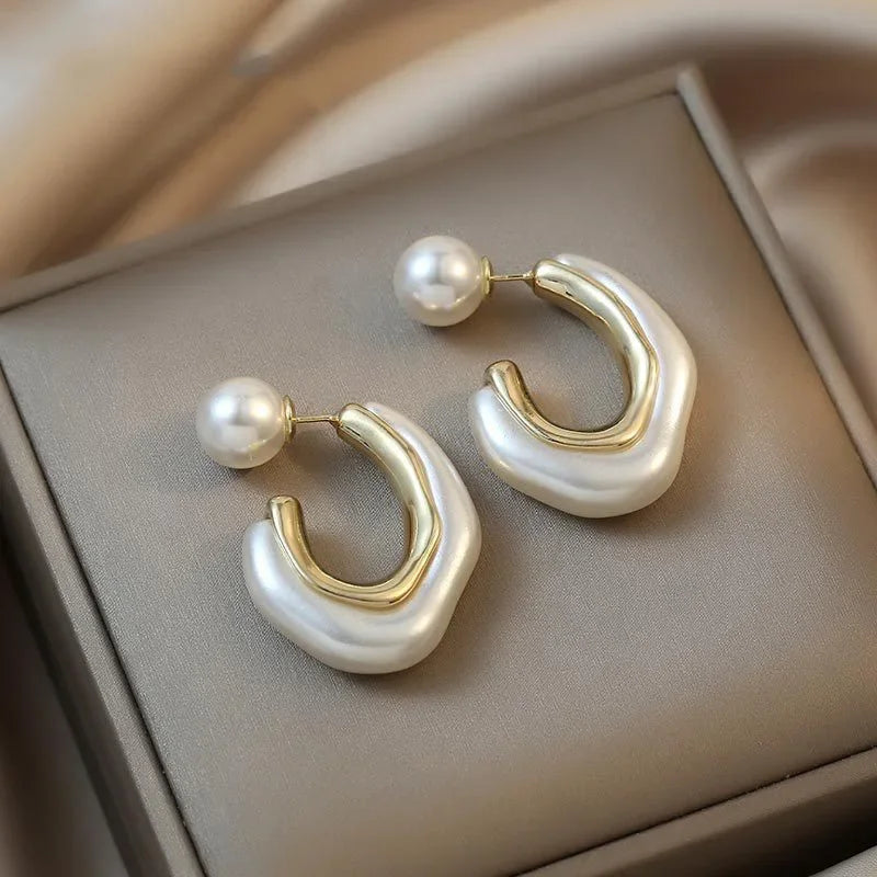 Simple Vintage Off-White Irregular Pearl C- Shaped Earrings Fashionable Minimalist Jewelry from Mainland China