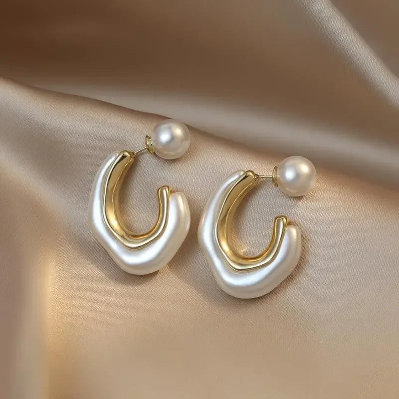 Simple Vintage Off-White Irregular Pearl C- Shaped Earrings Fashionable Minimalist Jewelry from Mainland China