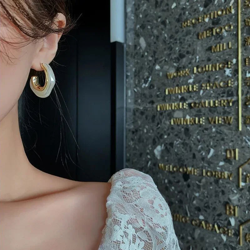 Simple Vintage Off-White Irregular Pearl C- Shaped Earrings Fashionable Minimalist Jewelry from Mainland China
