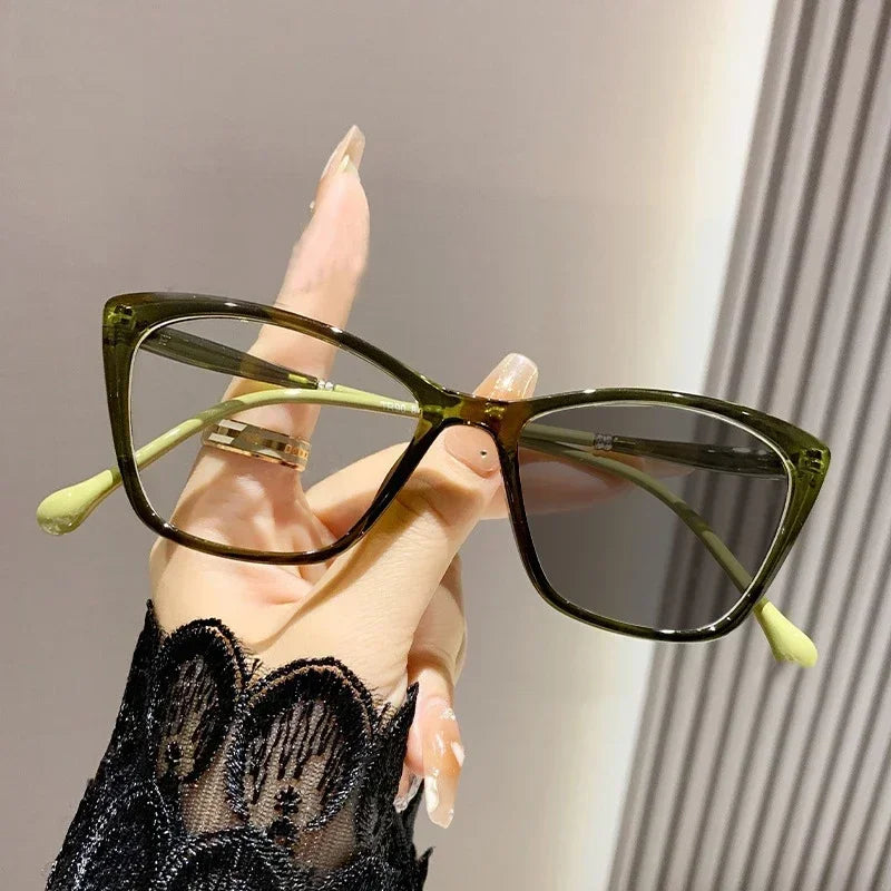 2025 Women Cat Eye Near Sight Eyeglasses Trendy Color Changing Myopia Eyeglasses Finished Prescription Photochromic Sunglasses